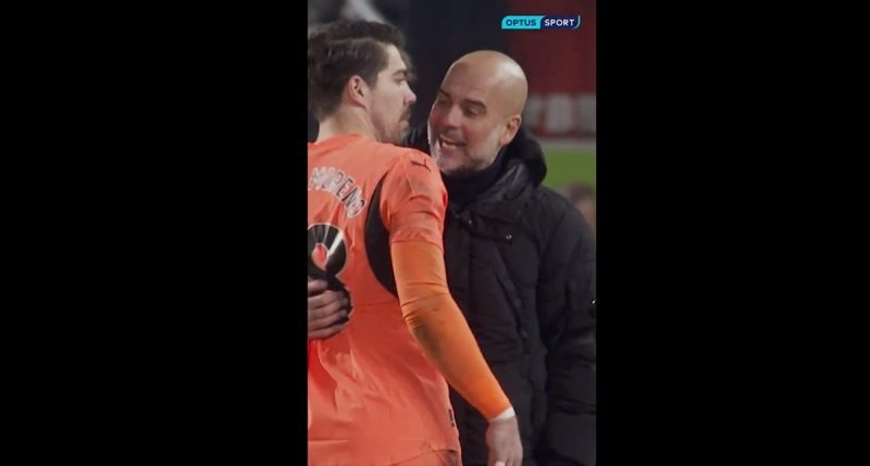 Guardiola abraça o goleiro Ortega após o jogo do Manchester City