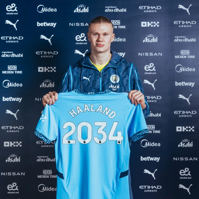 Haaland com a camisa do City e os números 2034: ano do novo contrato