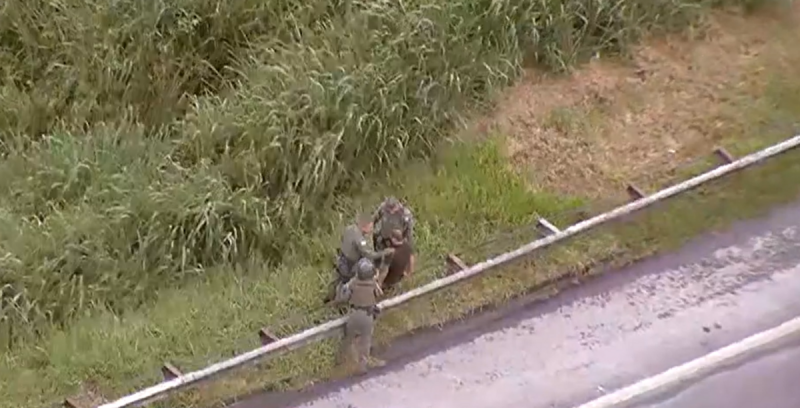 Piloto de André Feldman sendo resgatado do helicóptero