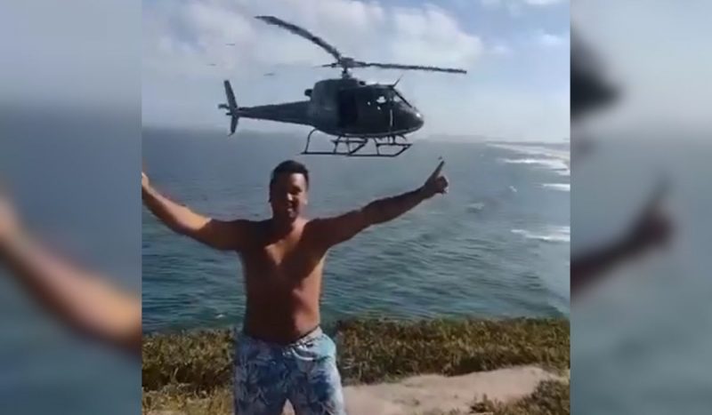 Momento em que helicóptero posa para foto foi registrado em Laguna, no Litoral Sul 