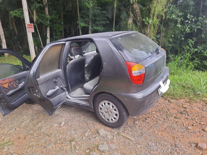 Carro foi encontrado incendiado com homem carbonizado em Indaial – Foto: Bombeiros Voluntários de Indaial/ND
