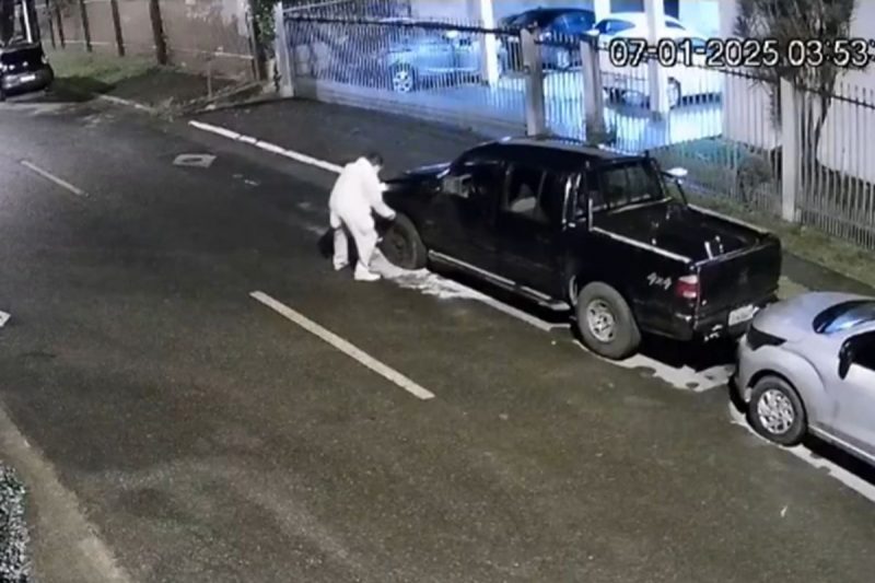 Coelho do crime vandaliza carro em bairro nobre