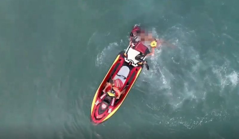 Homem foi arrastado pela correnteza e morreu afogado na praia da Joaquina, em Florianópolis. Bombeiros usaram drone para localizar o corpo