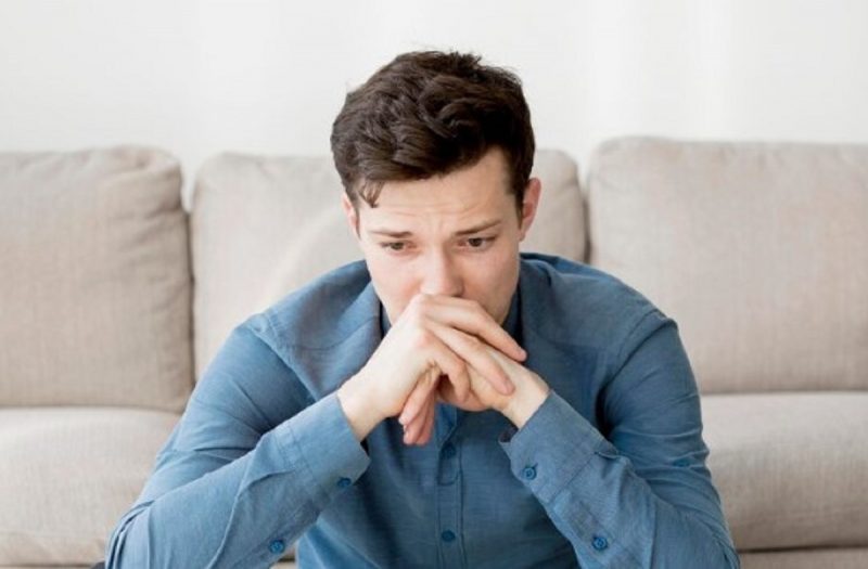 na foto aparece um homem bastante preocupado no dia mais triste do ano