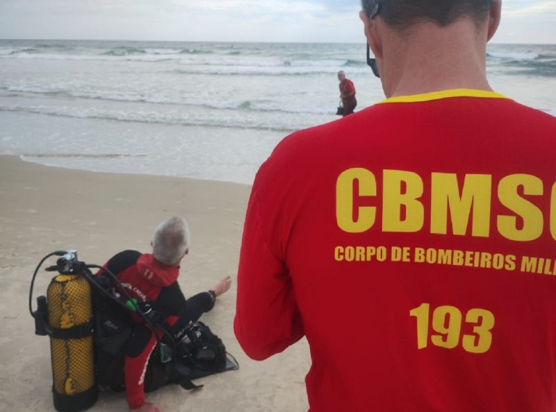 na foto aparecem bombeiros fazendo buscas em praia de Florianópolis após caso de afogamento