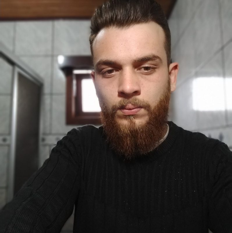 Morte de motociclista em SC: foto da vítima com camisa de frio preta