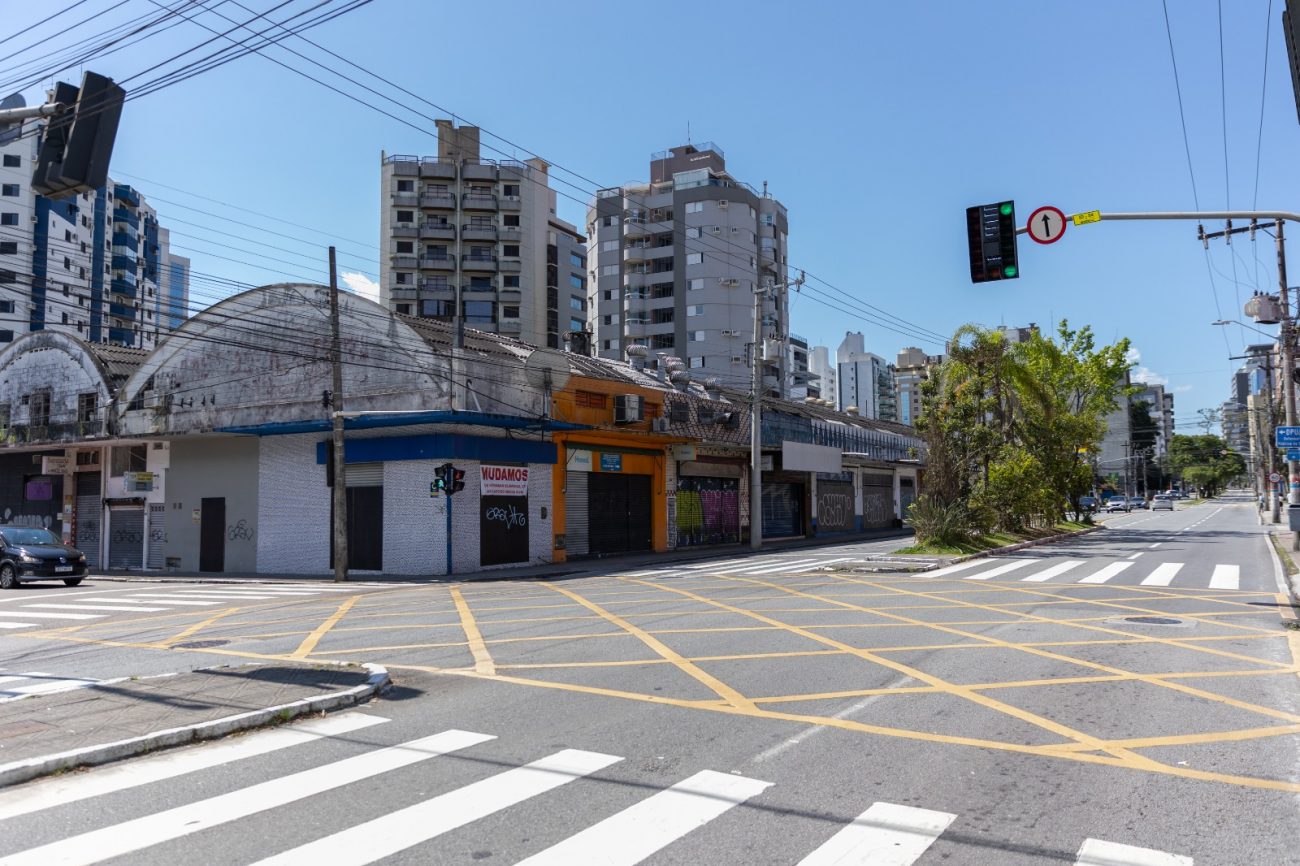 Prefeitura de Florianópolis terá 36 dias para desocupar pontos comerciais ilegais e lançar licitação Prefeitura de Florianópolis terá 36 dias para desocupar pontos comerciais ilegais e lançar licitação. Na imagem, a antiga rodoviária, que concentra alguns desses estabelecimentos.