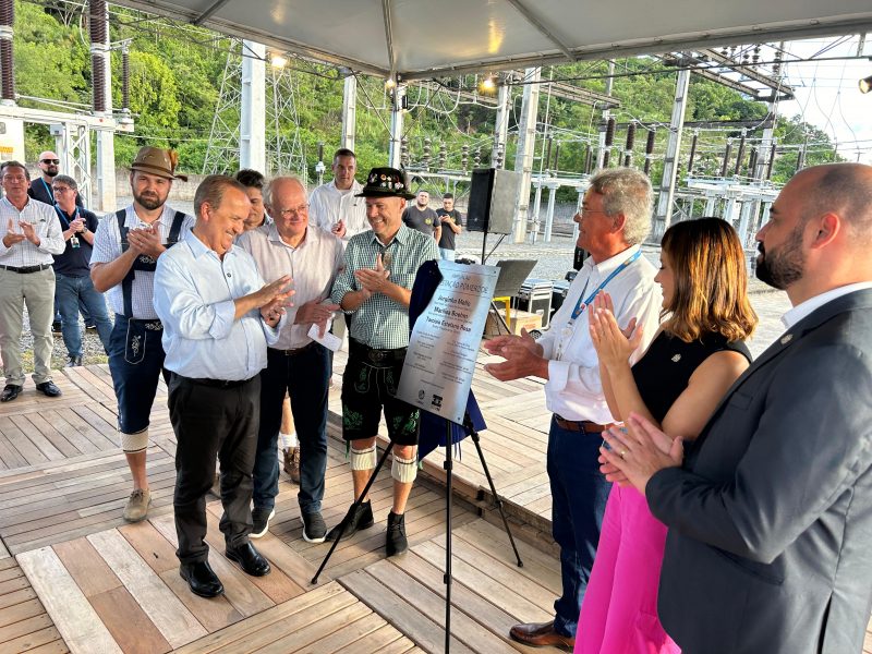 Governador, prefeito e autoridades durante inauguração da ampliação da subestação 