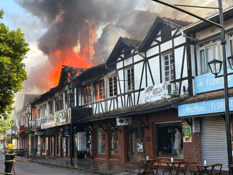 Incêndio em estabelecimento comercial no Centro de Blumenau