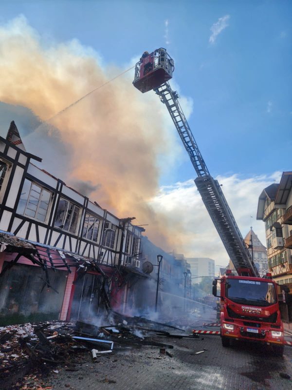 Bombeiros atuando na ocorrência ao longo de quinta-feira