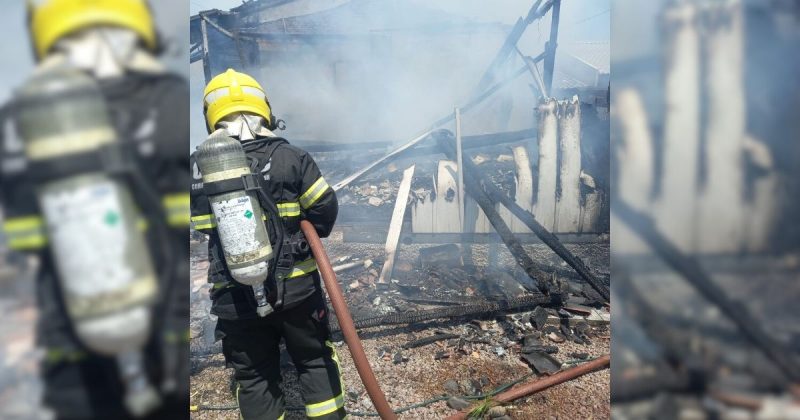 Bombeiro no combate ao incêndio na residência em Içara