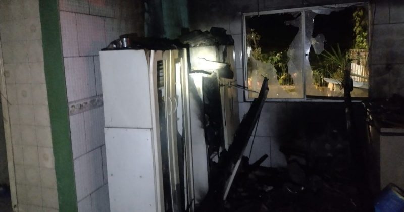 Cozinha atingida por incêndio que começou em um freezer