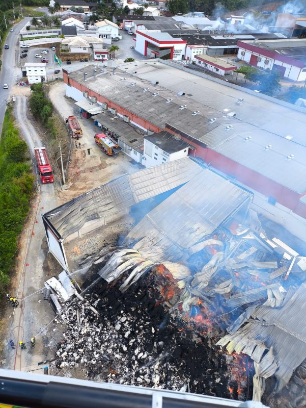 Grande incêndio em galpão de algodão 