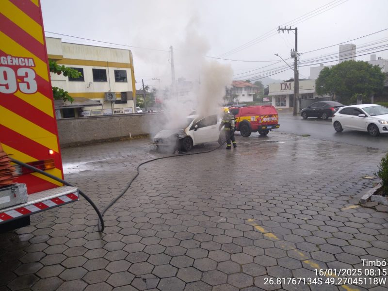 Carro pega fogo em posto de gasolina 