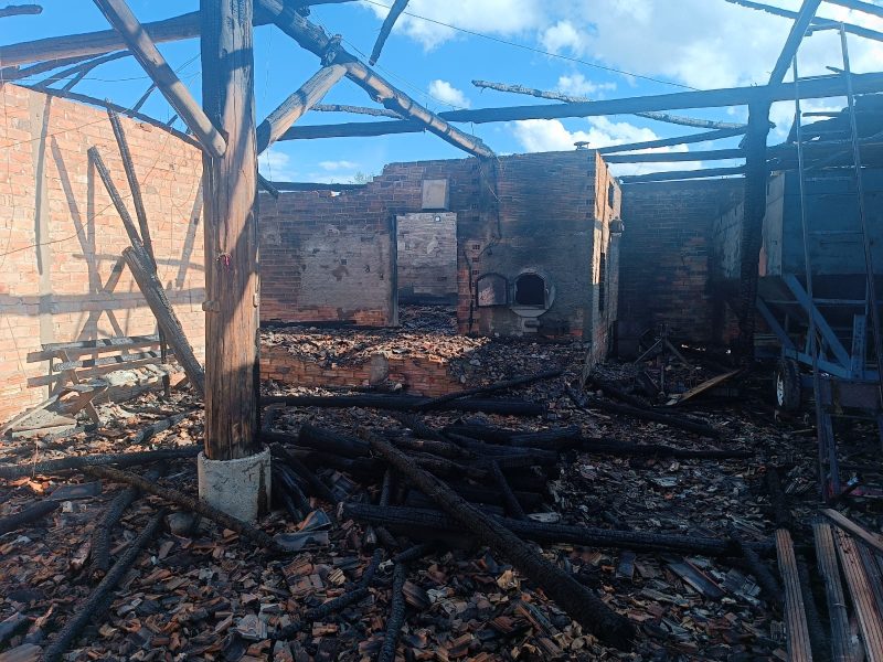 Estufa de fumo destruída por incêndio em Rio do Campo