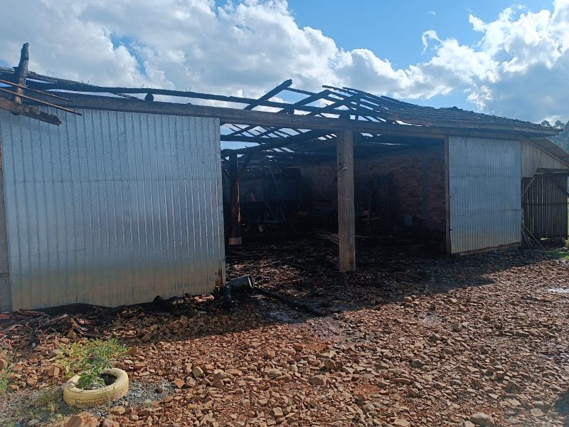 Galpão onde estufa de fumo queimou durante incêndio em Rio do Campo