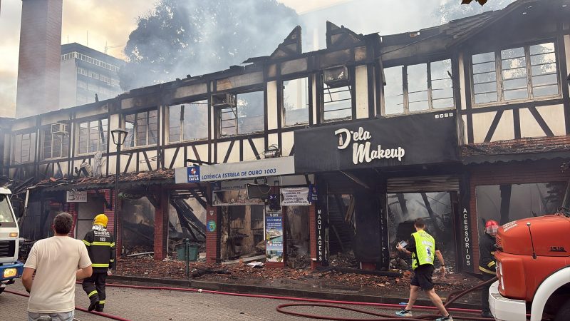 Incêndio no Centro de Blumenau: estrutura destruída por fogo na XV de Novembro 