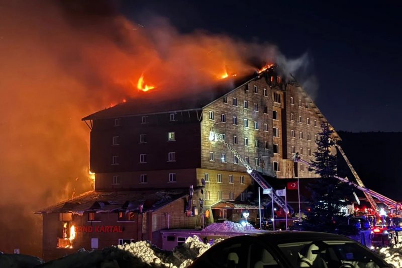 Hotel com estação de esqui na Turquia pegando fogo