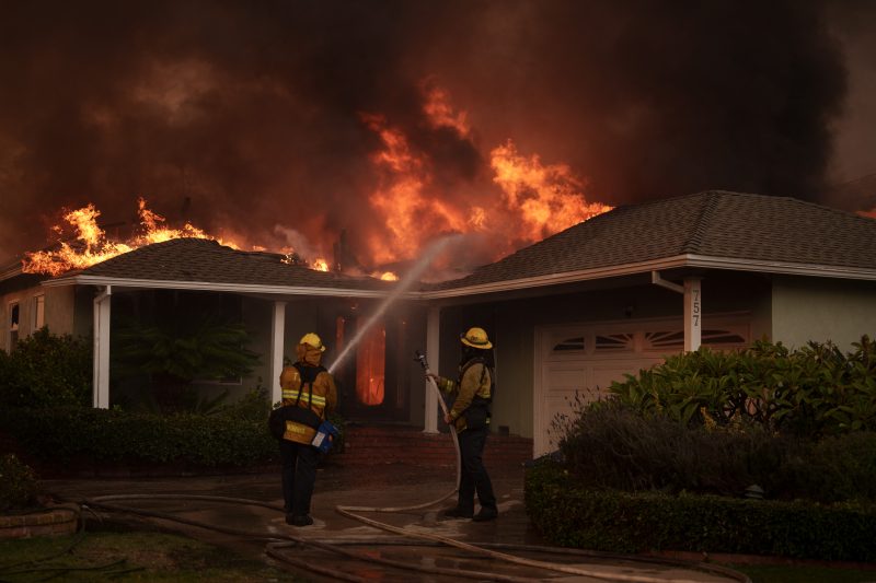 Incêndios em Los Angeles matam ao menos cinco e deixam pânico nas ruas