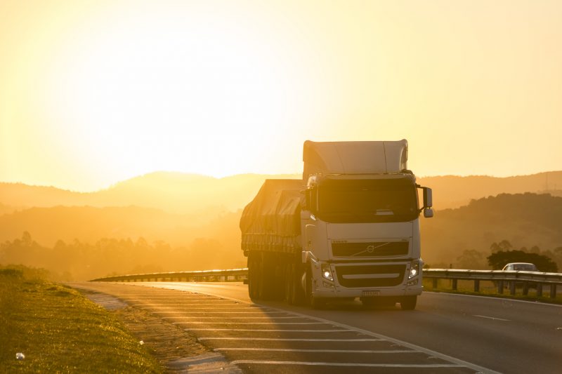 Qual a vantagem do transporte rodoviário no Brasil?