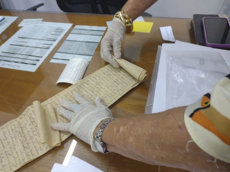 Carta escrita em papel higiênico sendo exibida por historiadora de Blumenau