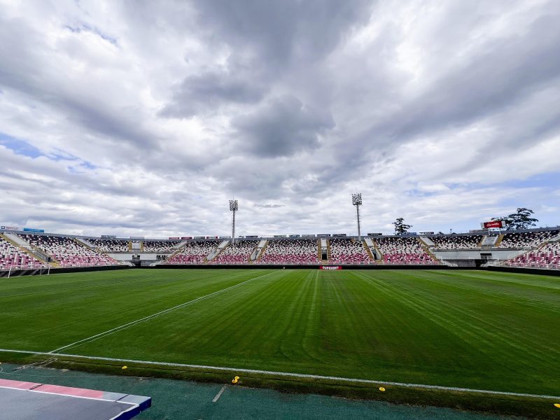 JEC e Figueirense vão jogar no gramado verde e arquibancada colorida da Arena Joinville