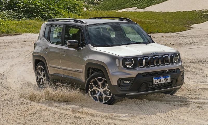 Jeep Renegade fazendo manobra nas dunas