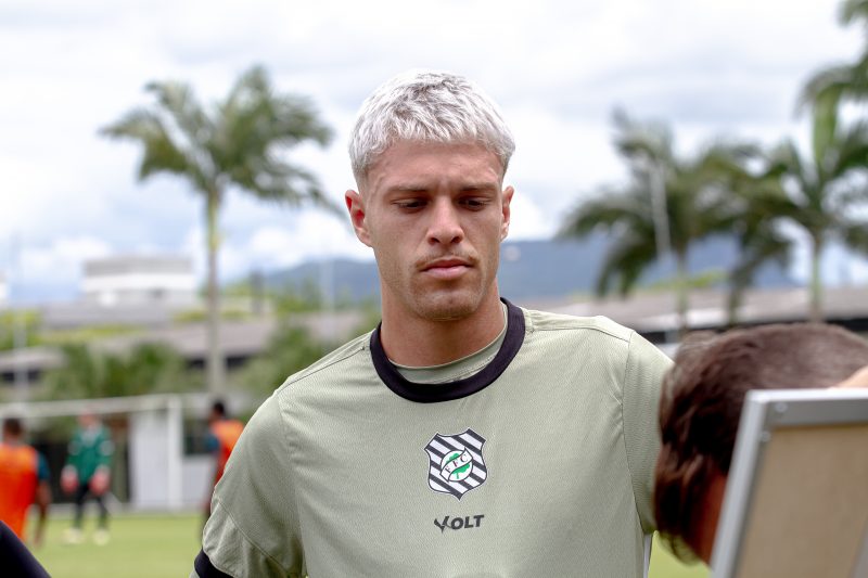 João Lucas observa as orientações do técnico do Figueirense