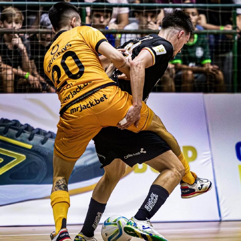 João Tofa na sua estreia como profissional contra o Blumenau Futsal