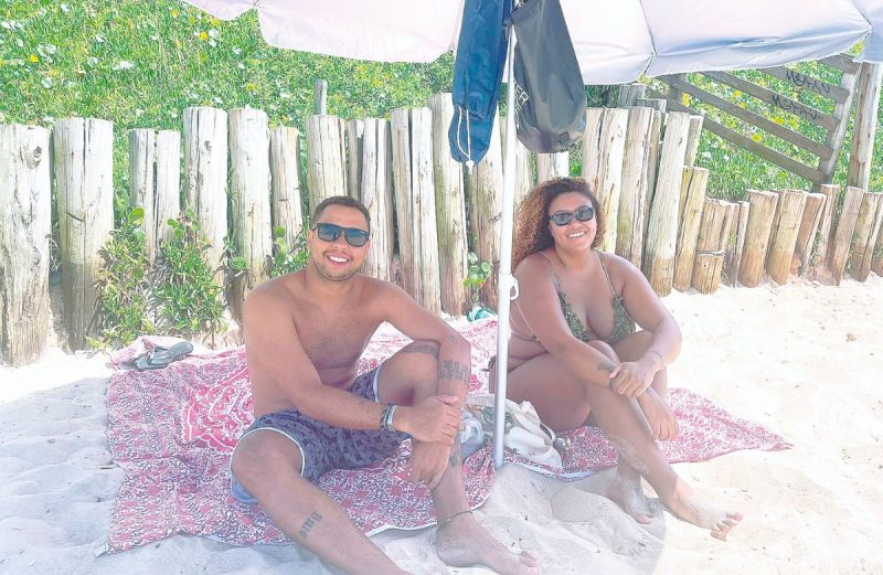 Jonathan e Nathalia adoram o Campeche, mas não aceitam pagar “preço de turista” e tentam baratear o custo da praia