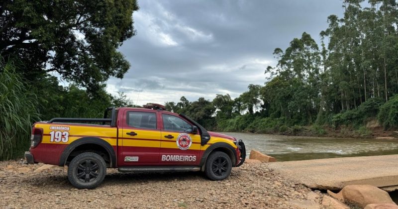 Viatura dos bombeiros às margens do Rio Mãe Luzia