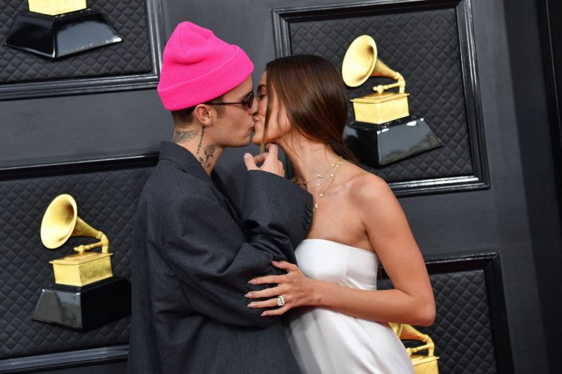 Hailey e Justin Bieber se beijando