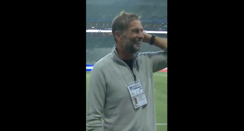 Klopp ri após tomar um banho inesperado