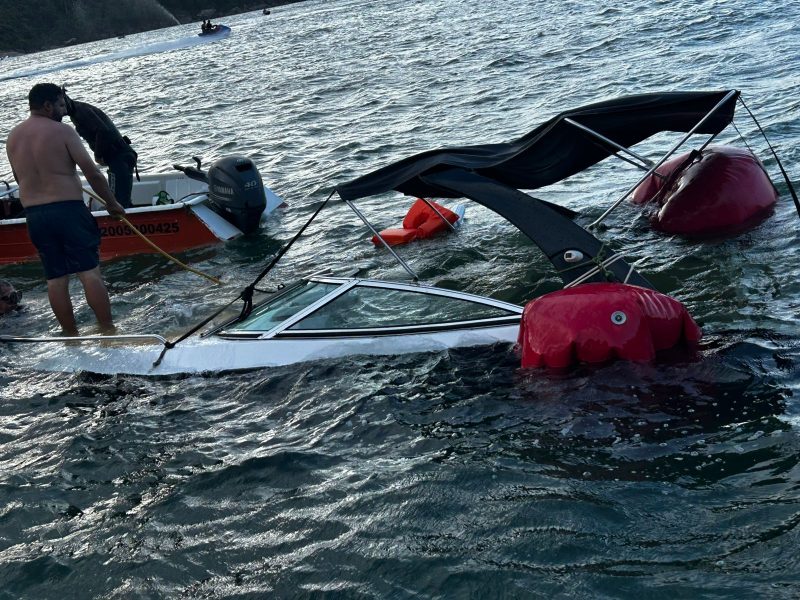 Foto mostra lancha depois de afundar em Balneário Camboriú