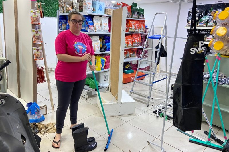 Dona de pet shop atingido pela chuva em Florianópolis