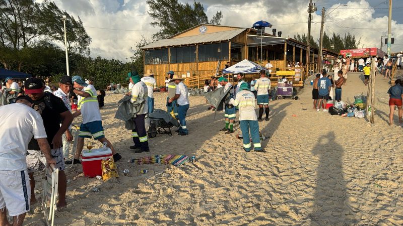 Força-tarefa remove toneladas de lixo nas ruas e praias de Florianópolis após Réveillon