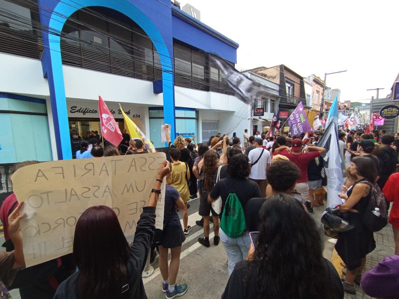 Manifestantes se reuniram em frente à sede da Prefeitura de Florianópolis para demonstrar insatisfação com aumento das tarifas de ônibus na capital catarinense - Foto: Reprodução/ND