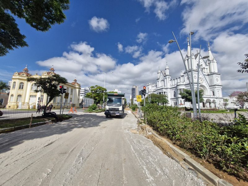 Trânsito em Itajaí interrompido por obras 