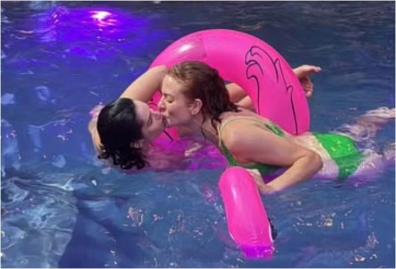 Maria Flor e Maria Eduarda se beijando na piscina