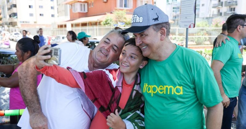 Jorginho Mello tirando foto com moradores de Itapema na orla da praia 