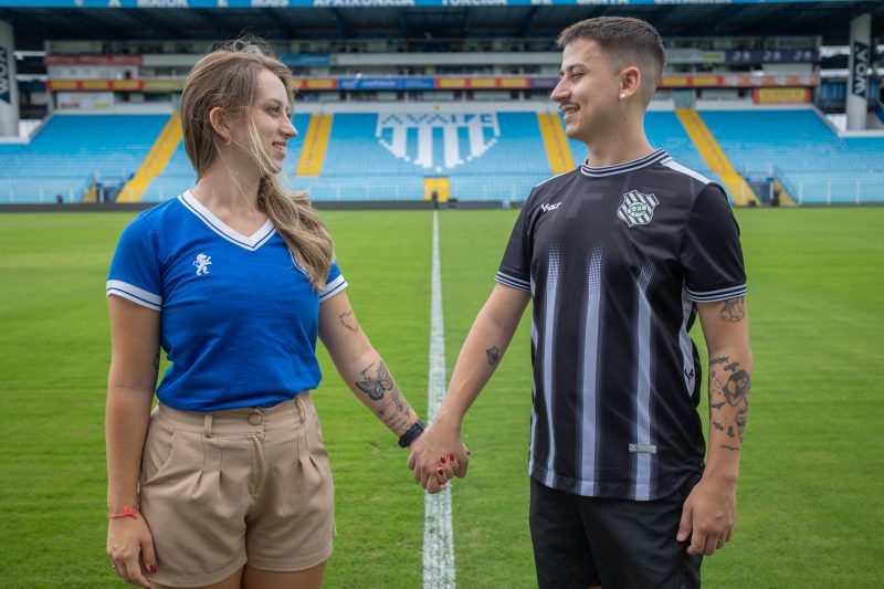 Casal Maria Júlia e Filipe torcem por Avaí e Figueirense e vão acompanhar o clássico