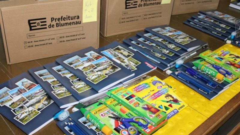 Material escolar entregue pela Prefeitura de Blumenau