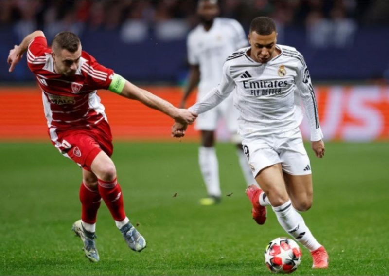 Mbappé em jogada de velocidade com a camisa do Real Madrid