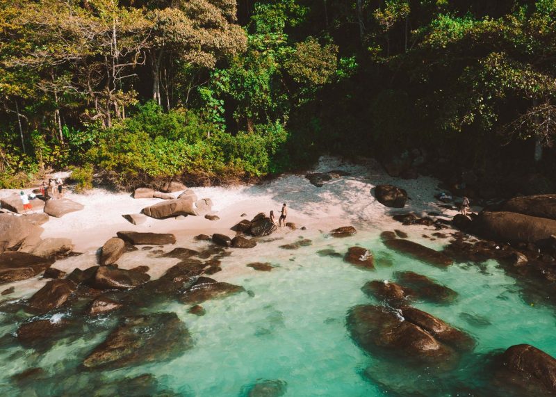 Praia com pedras e águas cristalinas 