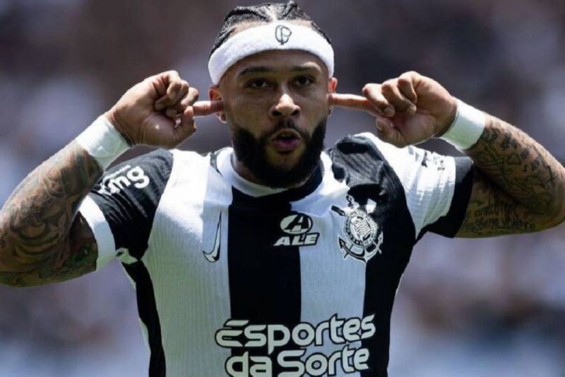 Memphis Depay comemorando gol pelo Corinthians