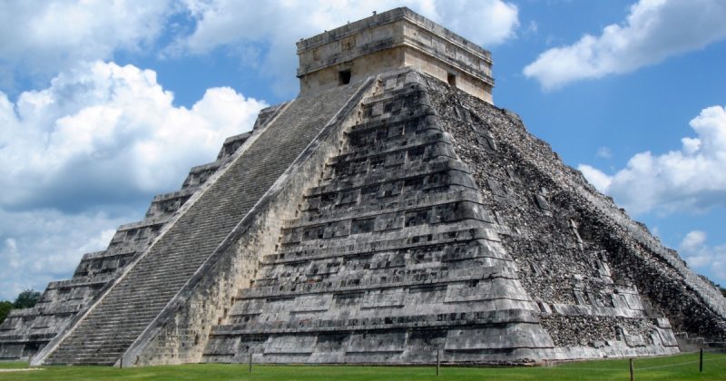 Templo Maia envolta a nuvens e a um céu limpo