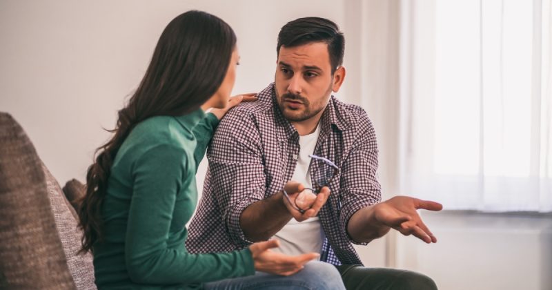 Casal conversando sobre método para reduzir as brigas em casa