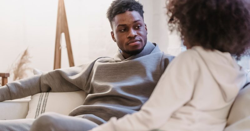 Homem olhando para mulher do cabelo cacheado 