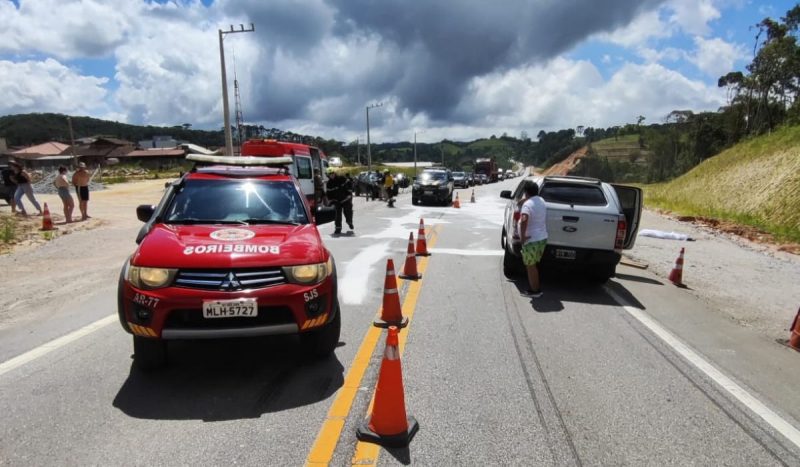 Acidente com motociclista ocorreu no km 58 da BR-282, FOTO MOSTRA RODOVIA COM VIATURAS, cones e caminhotes