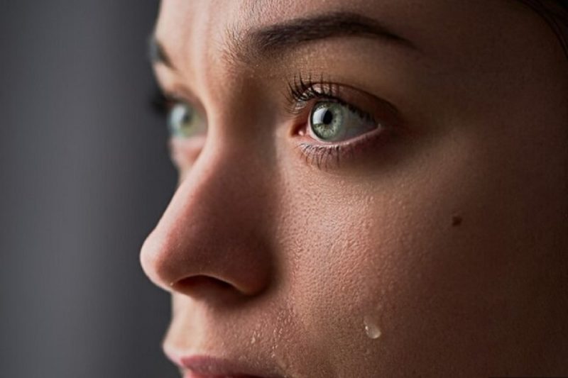 na foto a mulher está com lágrima nos olhos mostra como chorar todos os dias de tristeza